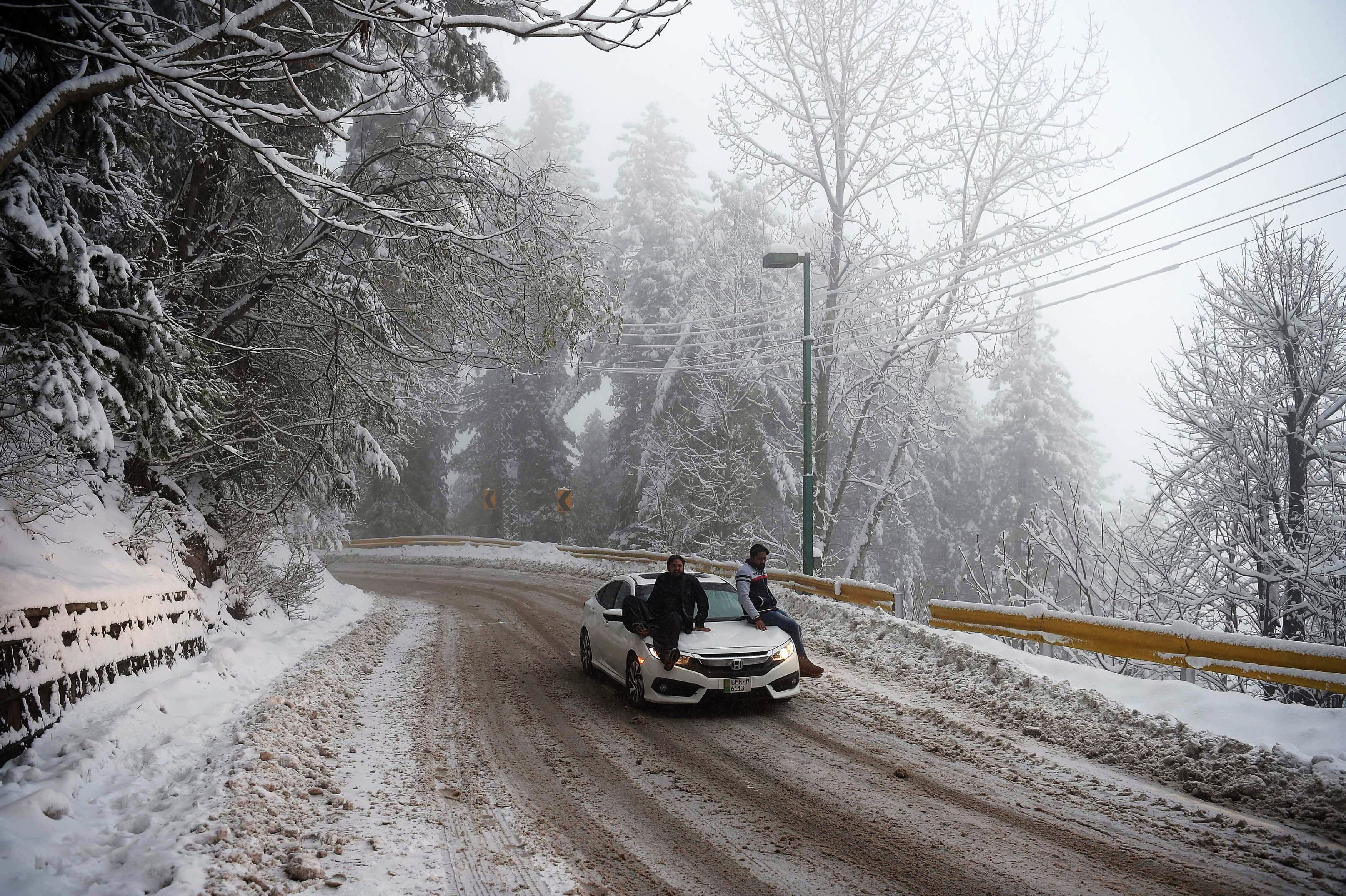 Murree, other northern areas face heavy snowfall