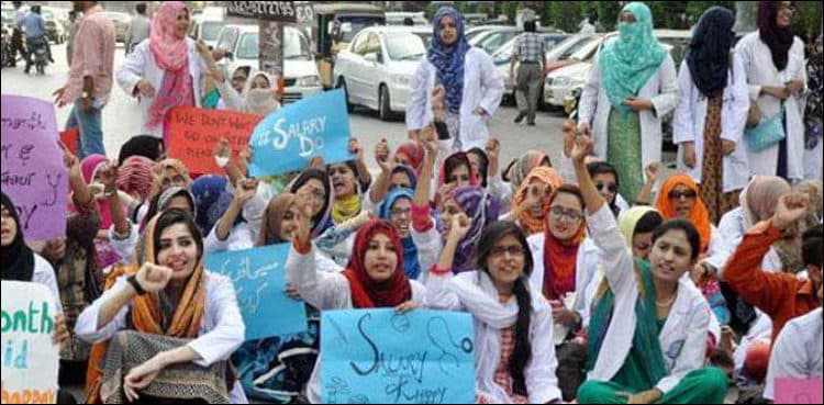 Young doctors refuse to end their strike in Sindh as talks with the government failed