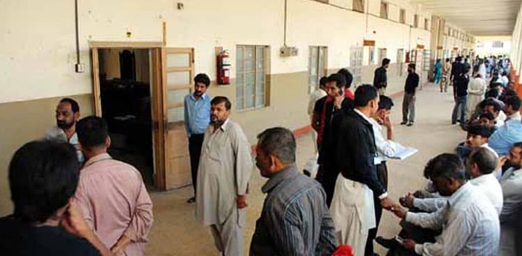 Father of dacoit killed during robbery threatens trader in Karachi