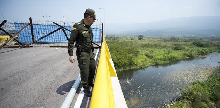 Venezuelan army blocks humanitarian aid fearing military intervention