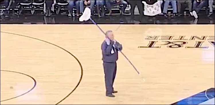 Players flee as bats invade basketball game in US