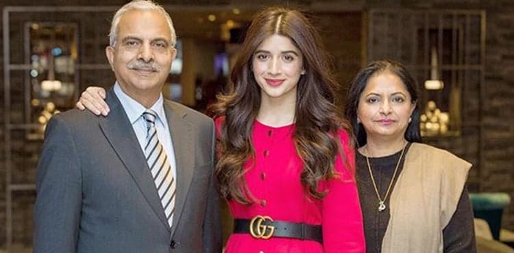 Mawra Hocane receives LLB degree from University of London