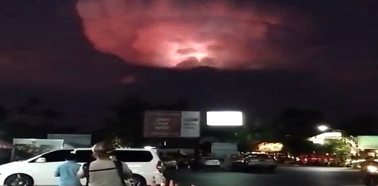 Man on holiday films UFO behind strange cloud formation