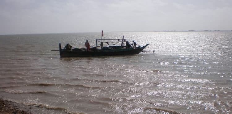 Fishing boat capsizes in sea near Keti Bandar, eight untraced