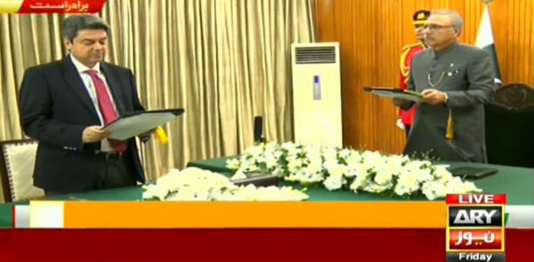 Farogh Naseem takes oath, re-appointed as Federal Minister for Law