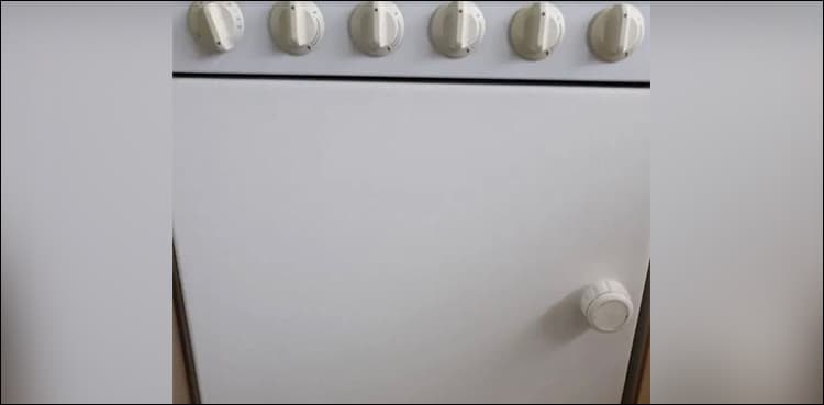 Woman transforms old rusty oven to look 'brand new'!