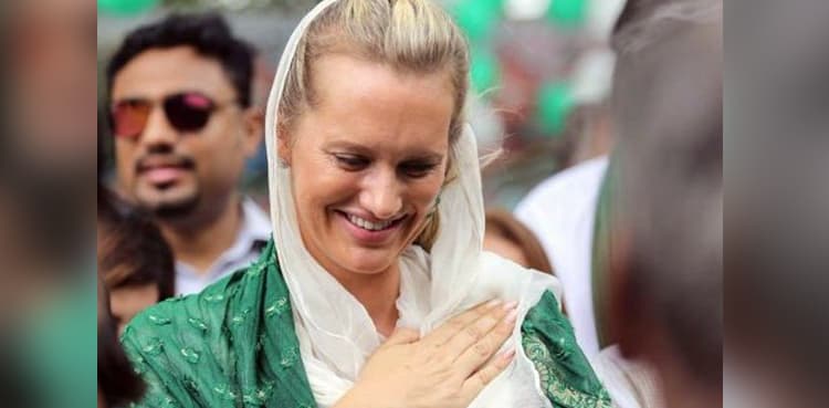 Shaniera Akram's love for Pakistan shines during cricket match