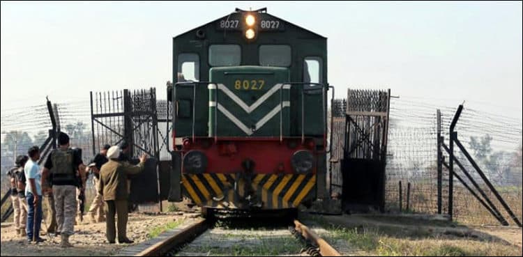 Train escapes major accident after derailment near Guddu railway station