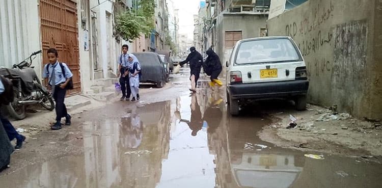 Freshwater continues to flow on roads of Karachi, traffic hindered