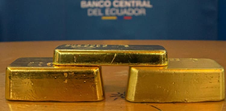 Gold set for best quarter in nearly 2 yrs