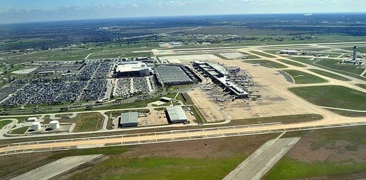 Man hit, killed by landing plane at Austin airport