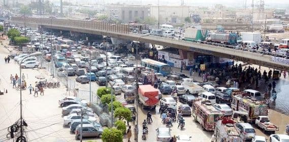 Massive traffic jam at Jam Sadiq Bridge, Qayyumabad