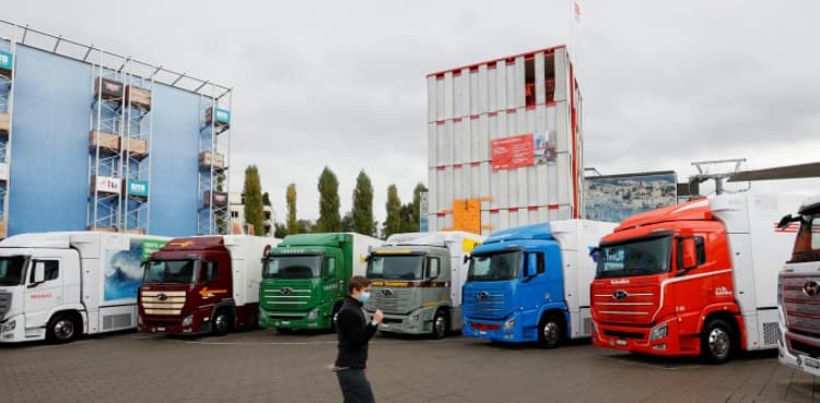 Hyundai presents first seven hydrogen-powered trucks to customers