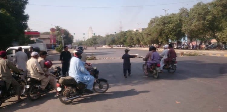 Traders of tires protest against alleged raid of Customs in Karachi