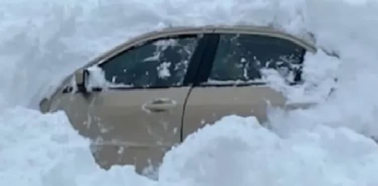 Man remained trapped in snow-buried car for 10 hours
