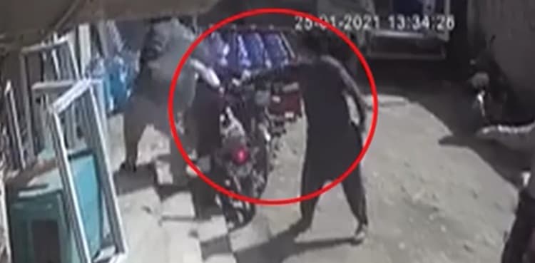 Citizen travelling with daughter shot in leg after resisting dacoits in Karachi