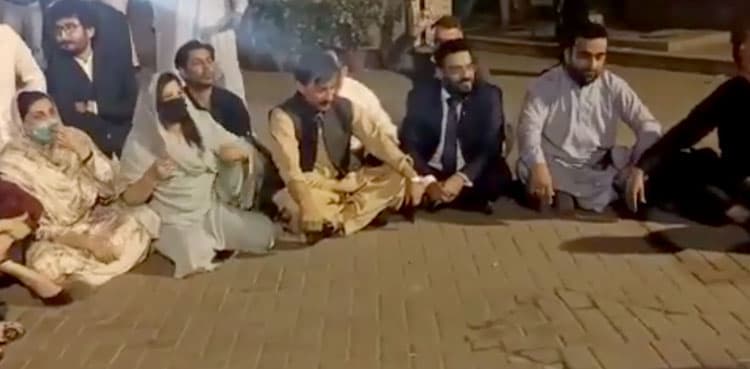 PTI Karachi chapter announces sit-in outside CM House, heavy police contingent deployed