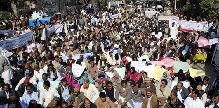 Teachers continue sit-in infront of Sindh Assembly
