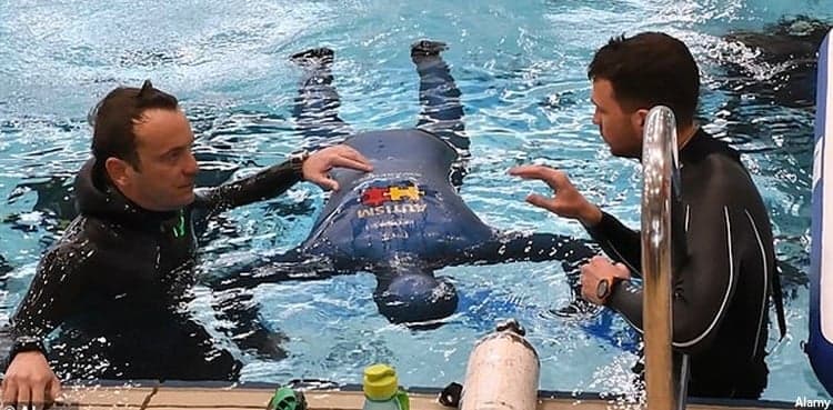 Man breaks his own record of holding breath underwater