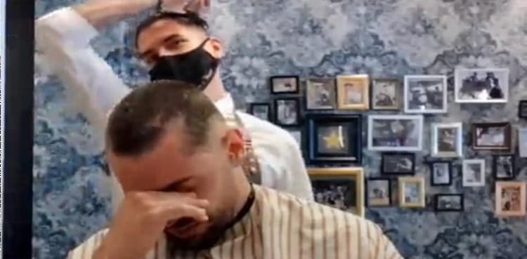 WATCH: Barber consoles cancer patients by shaving off own head in solidarity
