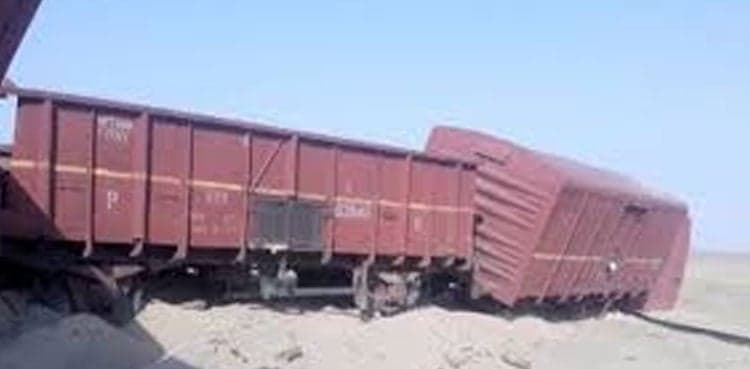 Five bogies of freight train derail in Sukkur