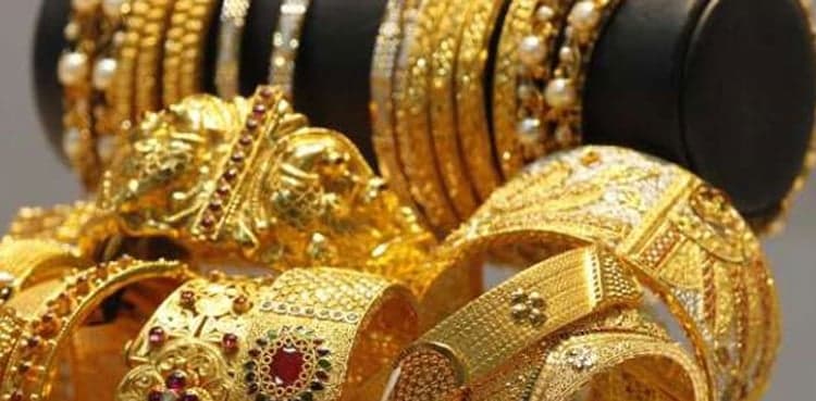 Gold rates fall in domestic market