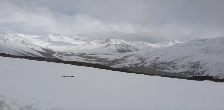 Snowfall, heavy rain in Chilas region renders entry to Gilgit blockaded