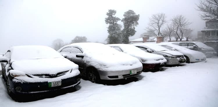Govt decides to close all roads to Murree, ban tourists