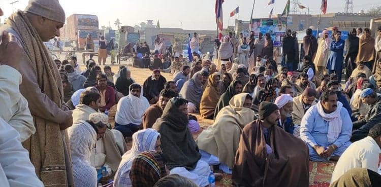 Nawabshah protesters refuse to end sit-in until arrest of killers