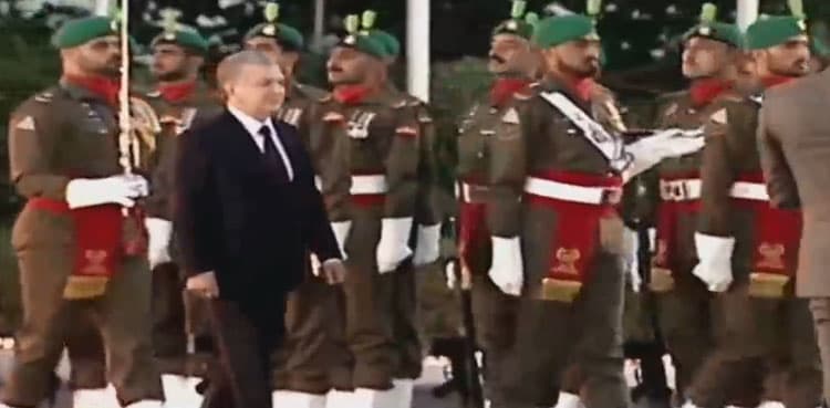 Uzbek President presented guard of honour at Prime Minister House