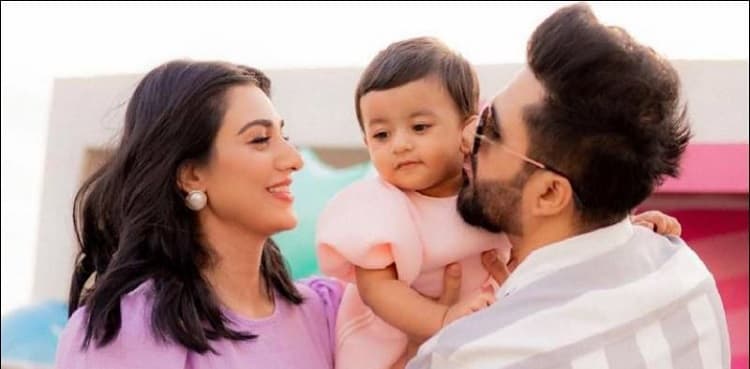 Sarah Khan drops a new picture with Alyana Falak