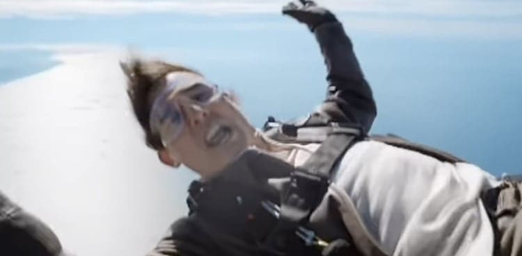 Tom Cruise jumps off plane to thank 'Top Gun' fans, video goes viral
