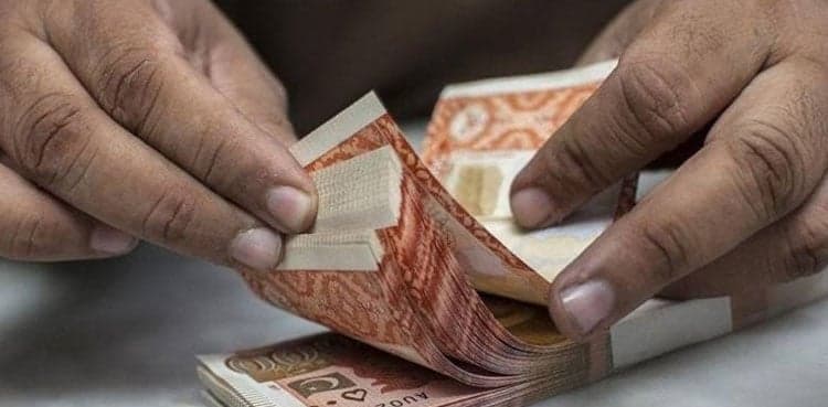 Bloomberg warns Pakistan of economic default amid no IMF deal