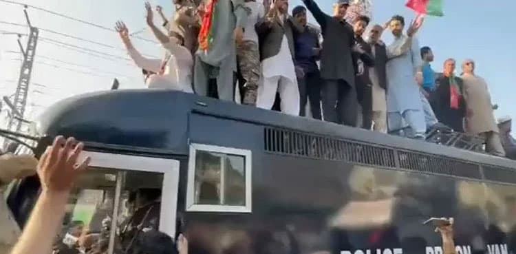 Police say prison vans ready for 'Jail Bharo Tehreek' volunteers