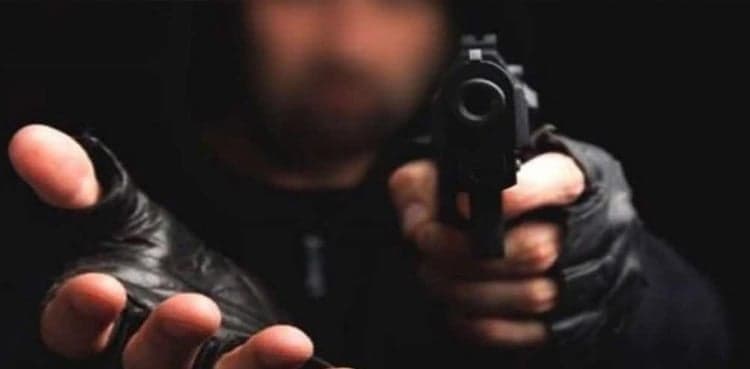 Germany-returned citizen robbed at doorstep in Karachi