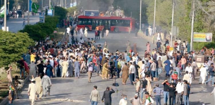 At least 350 'miscreants' arrested in Karachi amid PTI strike call