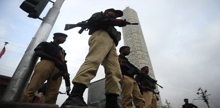 Miscreants snatch govt weapons from three policemen in Karachi