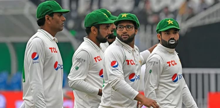 Australia take control of second Test as Pakistan flounder