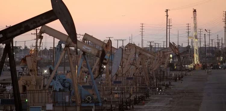 Oil extends losses after dollar strengthens on interest rate outlook