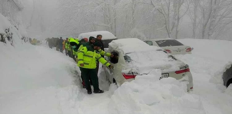 Tourists stuck at Changla Street after heavy snowfall