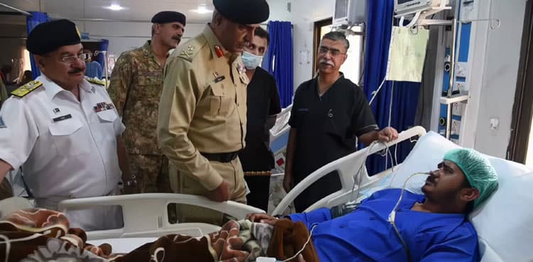 Corps Commander Karachi Pays Homage to Wounded Heroes, Celebrates National Resilience