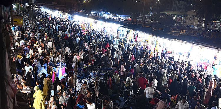 Security beefed up at shopping centres in Karachi