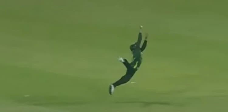 WATCH: Shadab Khan's stunning catch during 4th Pak v NZ T20I match