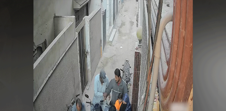 Family looted outside home in Karachi