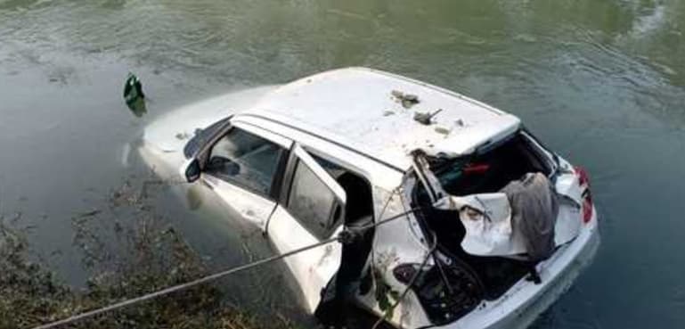 Groom among two drown as car falls into canal in Gujrat