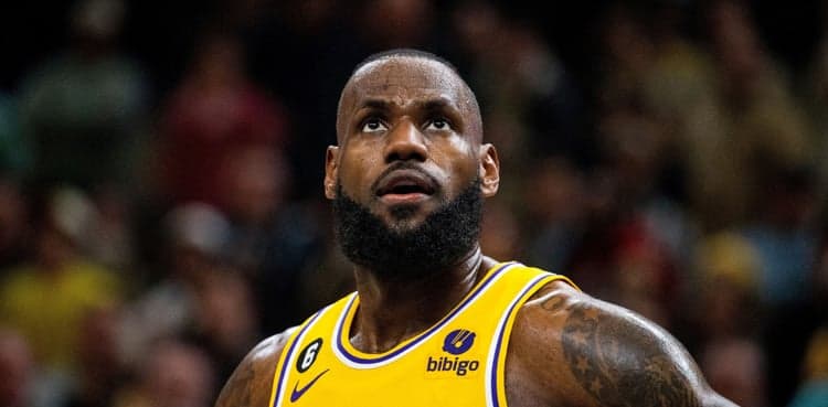 LeBron James commits to Lakers, turns down free agency