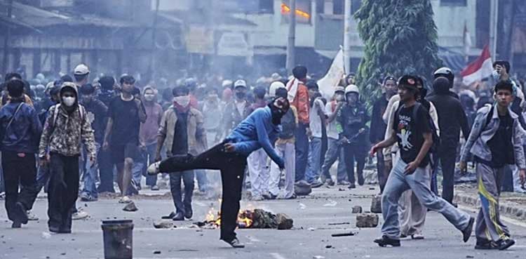 Indonesian students defy crackdown after deadly riots, demanding reform