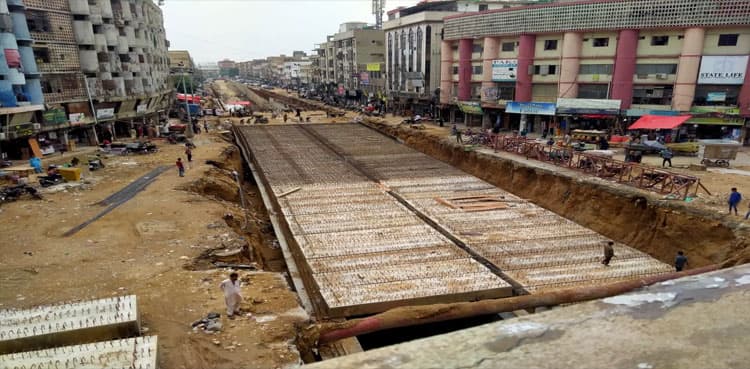 Commissioner Karachi reviews work on Kareemabad Underpass