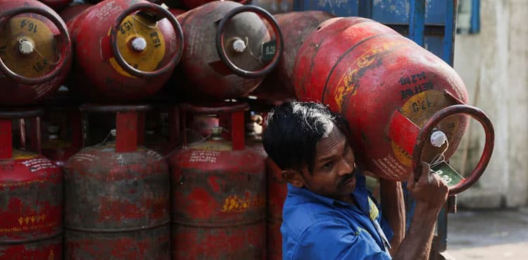 India tells consumers not to panic over gas shortages and save energy