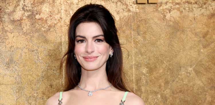 Anne Hathaway gifted Quran by fan at ‘The Devil Wears Prada 2’ premiere